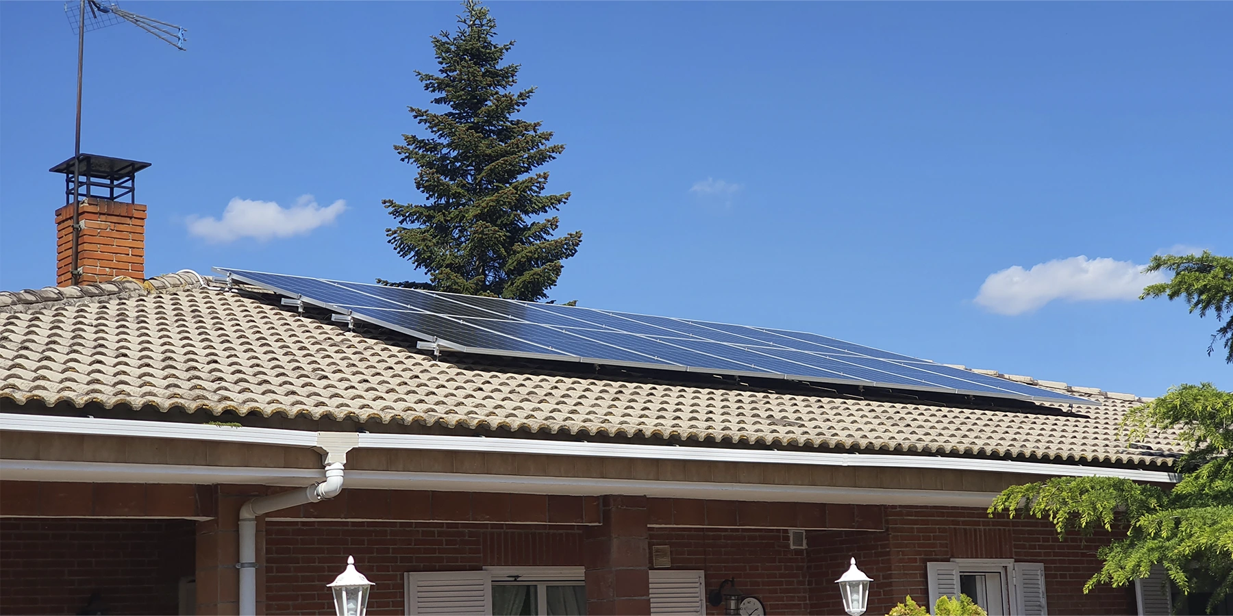 imagen casa con paneles solares